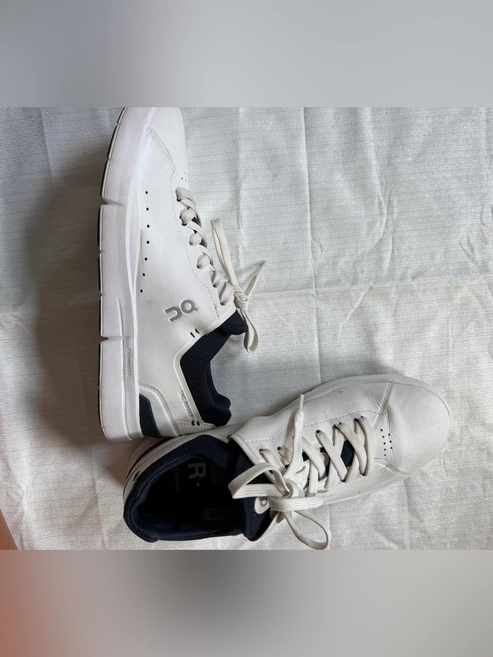 On Men’s THE ROGER - 9.5 - Picture 2 of 9